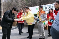 윤호중 행정안전부 장관이 3월 16일 오전 대구광역시 남구 앞산공원에서 산불예방 현장 캠페인에 참여하고 있다.