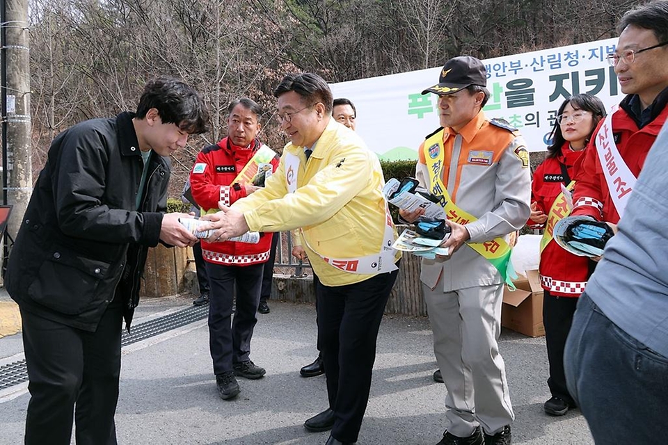 윤호중 행정안전부 장관이 3월 16일 오전 대구광역시 남구 앞산공원에서 산불예방 현장 캠페인에 참여하고 있다.
