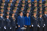 이재명 대통령과 김혜경 여사가 3월 17일 충남 아산 경찰대학에서 열린 2026년 경위·경감 임용식에서 신임 경찰관들과 기념 촬영을 하고 있다.