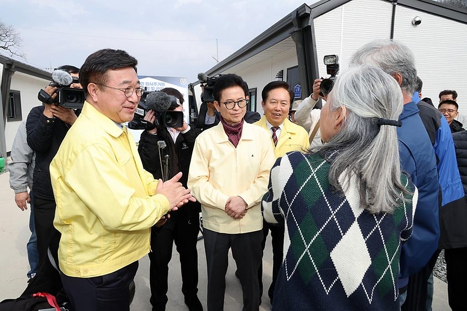 윤호중 행정안전부 장관이 3월 16일 오후 경북 안동시 산불 피해 이재민 임시조립주택 단지를 방문해 시설 운영 및 입주현황 등을 점검하고 있다.