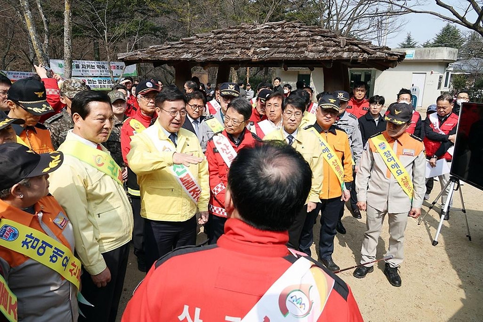 윤호중 행정안전부 장관이 16일 오전 대구광역시 남구 앞산공원에서 산불방지대책 현황 등을 점검하고 있다.