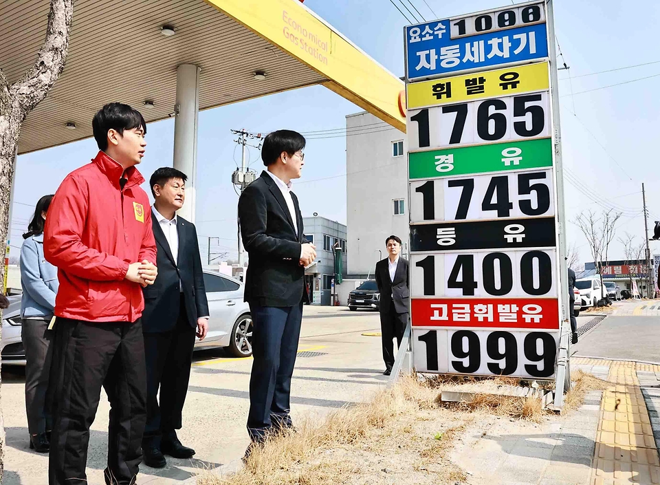 김정관 산업통상부 장관이 3월 16일 청주시 소재 자영 알뜰주유소인 창현주유소를 방문해, 관계자로부터 주유소 운영현황 및 애로사항을 청취한 후 최고가격제 시행 이후 주유소 소비자 가격 반영 동향을 점검하고 탱크로리 입하과정을 참관하고 있다.
