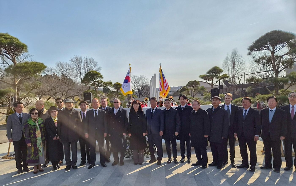 강윤진 국가보훈부 차관이 3월 13일 서울시 용산구 전쟁기념관에서 열린 주한미군 전사자 추모비 헌화행사에 참석해 마이클 디솜브리 미 국무부 동아태 차관보 및 주요 내빈들과 함께 추모비에 헌화를 하고 있다.