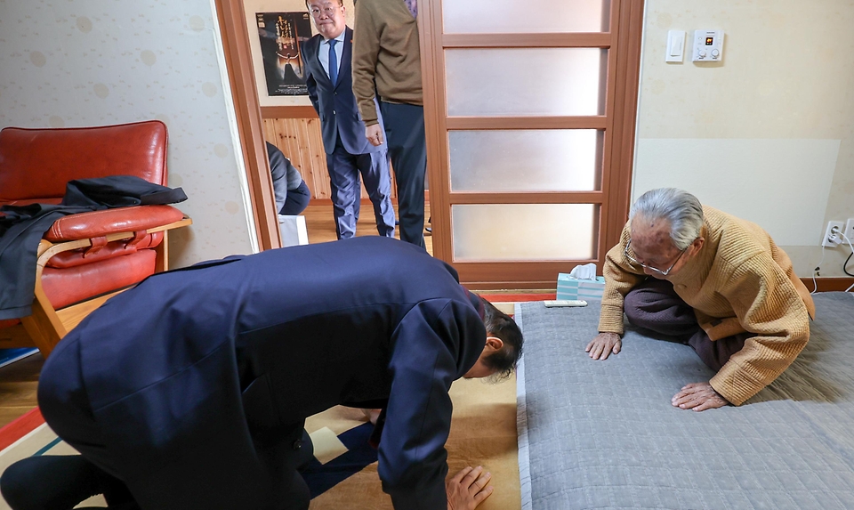 권오을 국가보훈부 장관이 3월 12일 제주지역 보훈현장 소통 행보를 위해 제주시 서귀포시에 위치한 생존 독립유공자인 강태선 애국지사의 자택을 방문해 위문품을 전달하고 안부인사를 드리고 있다.