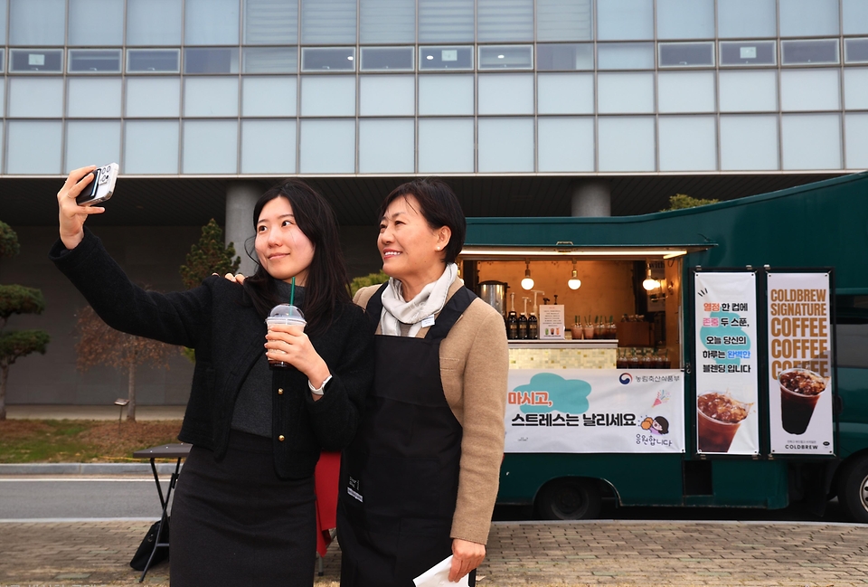 송미령 농림축산식품부 장관이 3월 16일 전라남도 나주시 농식품인재개발원을 방문해 2026년 신입 공무원을 만나고 있다.