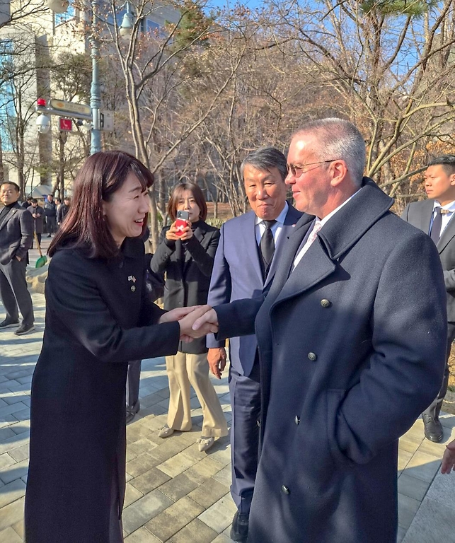 강윤진 국가보훈부 차관이 3월 13일 서울시 용산구 전쟁기념관에서 열린 주한미군 전사자 추모비 헌화행사에 참석해 마이클 디솜브리 미 국무부 동아태 차관보 및 주요 내빈들과 함께 추모비에 헌화를 하고 있다.