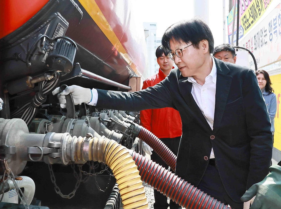 김정관 산업통상부 장관이 3월 16일 청주시 소재 자영 알뜰주유소인 창현주유소를 방문해, 관계자로부터 주유소 운영현황 및 애로사항을 청취한 후 최고가격제 시행 이후 주유소 소비자 가격 반영 동향을 점검하고 탱크로리 입하과정을 참관하고 있다.