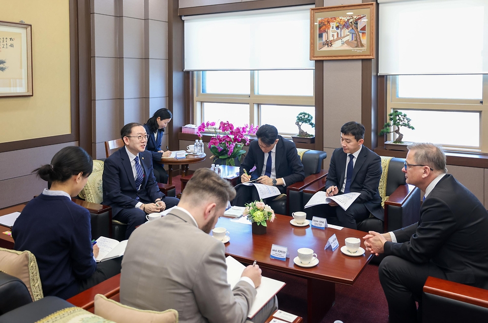 이명구 관세청장이 3월 13일 서울본부세관에서 이반 얀차렉(IvanJAN REK) 주한 체코 대사를 만나 우리 기업의 체코 수출 확대를 지원하기 위한 양국 간 관세협력 방안을 논의하고 있다.