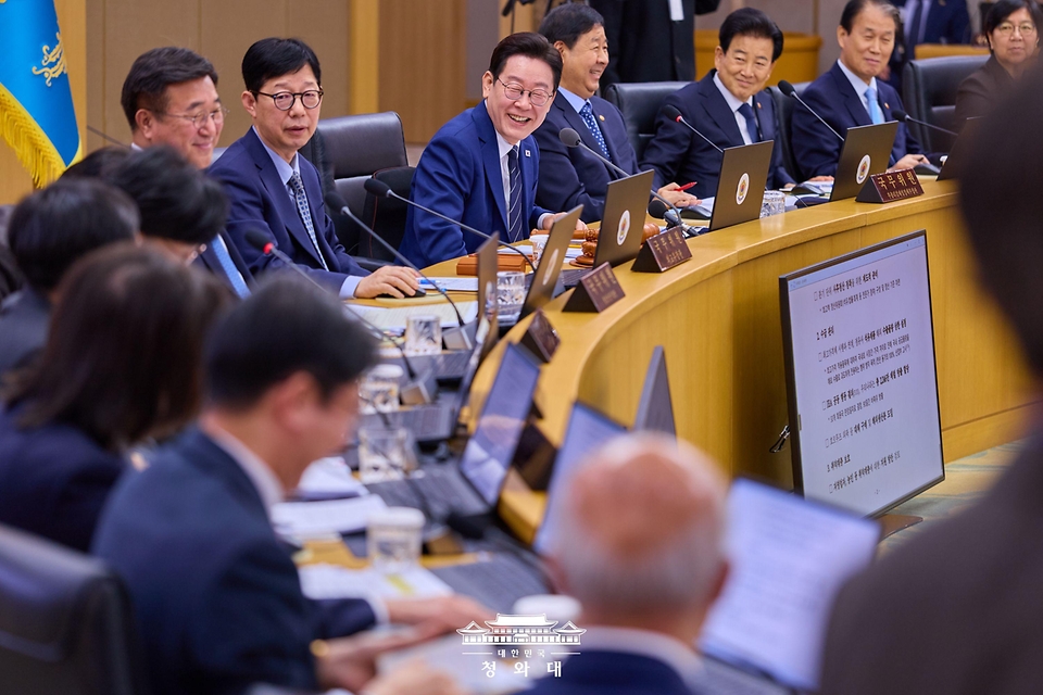 이재명 대통령이 3월 17일 정부세종청사에서 열린 국무회의에서 참석자 발언을 듣고 있다.