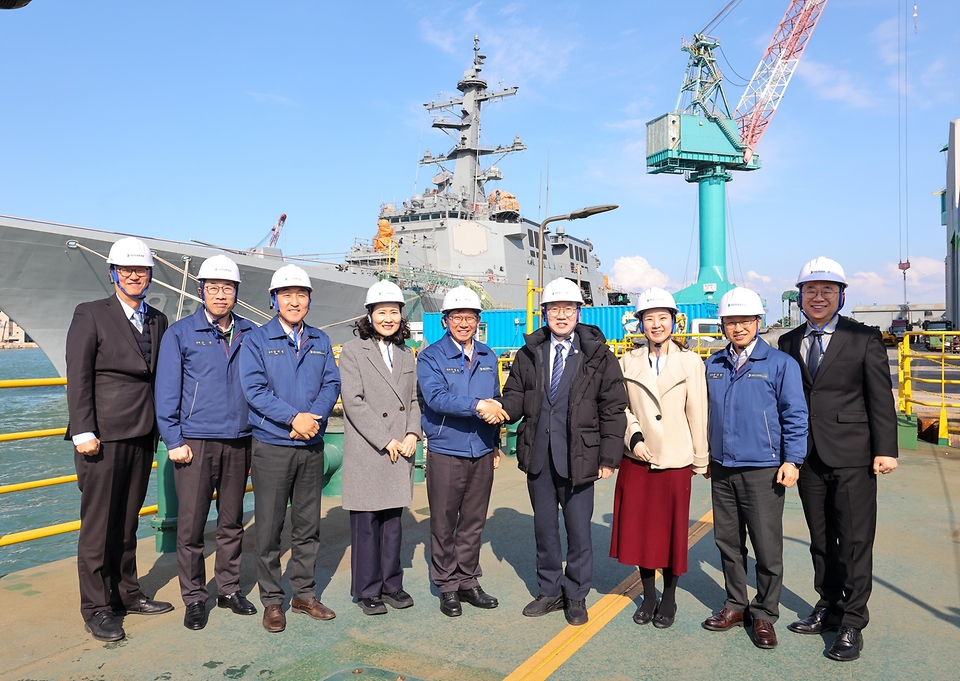 이명구 관세청장이 3월 12일 울산 전하동에 위치한 'HD현대중공업(주)'를 방문해 조선산업의 수출 현장을 살펴보고, 업체 관계자들과 수출지원 간담회를 개최하고 있다.