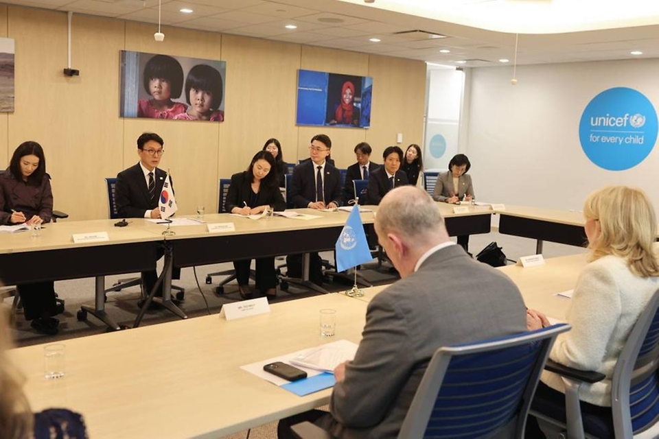 미국을 방문 중인 김민석 국무총리가 3월 16일(현지 시간) 미 뉴욕 UNICEF본부에서 캐서린 러셀 UNICEF 총재와 면담을 하고 있다.