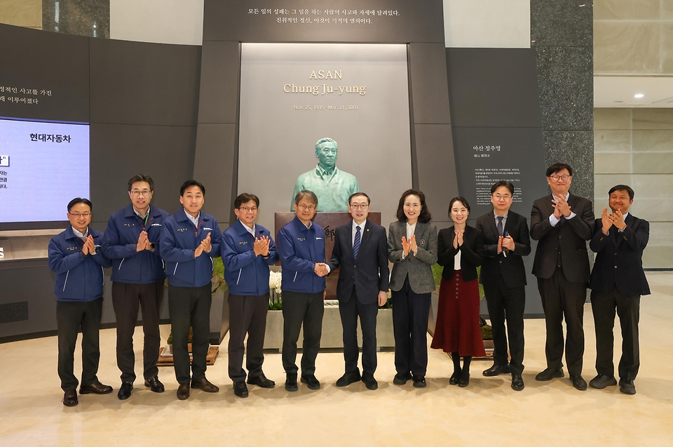 이명구 관세청장이 3월 12일 울산 전하동에 위치한 'HD현대중공업(주)'를 방문해 조선산업의 수출 현장을 살펴보고, 업체 관계자들과 수출지원 간담회를 개최하고 있다.