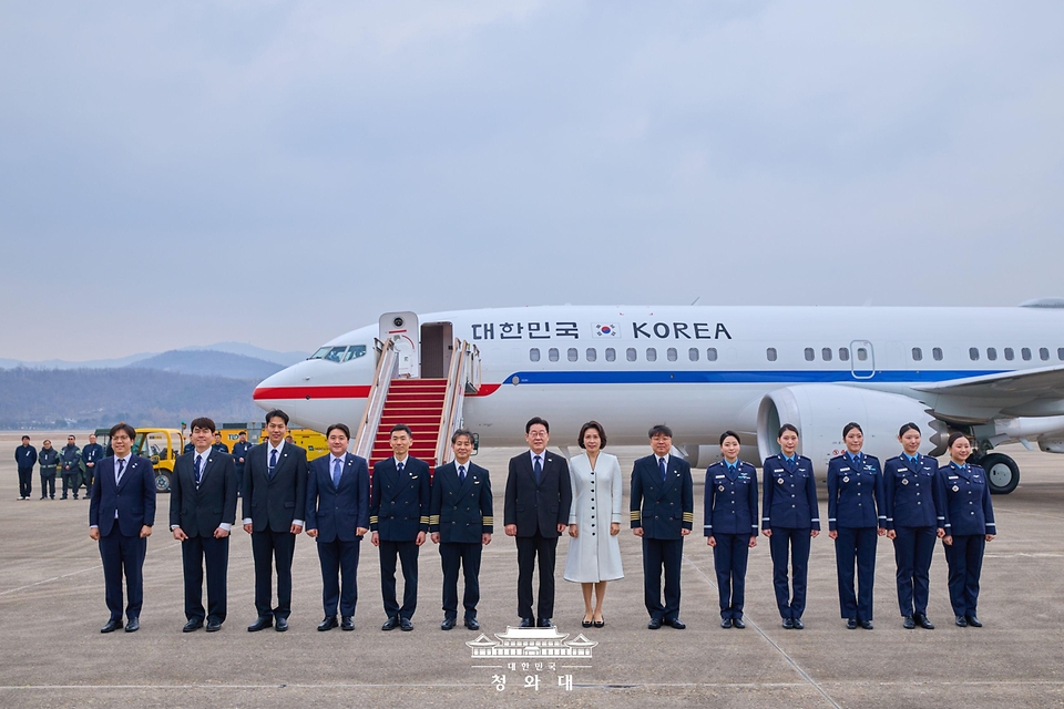 이재명 대통령과 김혜경 여사가 3월 15일 경기 성남 서울공항에서 진행된 신형 공군 2호기 개통 행사에서 관계자들과 기념 촬영을 하고 있다.