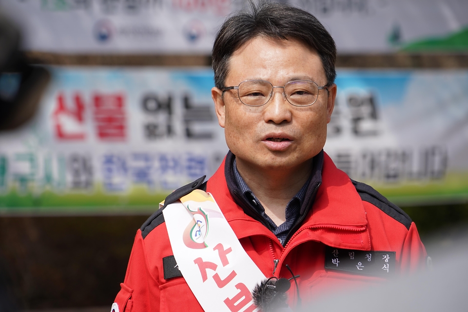 윤호중 행정안전부 장관과 박은식 산림청장이 3월 16일 대구시 앞산공원 입구에서 등산객들을 대상으로 산불예방 캠페인을 하고 있다.