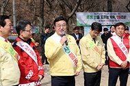 윤호중 행정안전부 장관이 3월 16일 오전 대구광역시 남구 앞산공원에서 산불예방 현장 캠페인에 참여하고 있다.