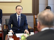 이명구 관세청장이 3월 13일 서울본부세관에서 이반 얀차렉(IvanJAN REK) 주한 체코 대사를 만나 우리 기업의 체코 수출 확대를 지원하기 위한 양국 간 관세협력 방안을 논의하고 있다.