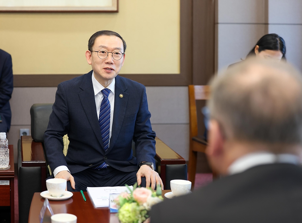 이명구 관세청장이 3월 13일 서울본부세관에서 이반 얀차렉(IvanJAN REK) 주한 체코 대사를 만나 우리 기업의 체코 수출 확대를 지원하기 위한 양국 간 관세협력 방안을 논의하고 있다.