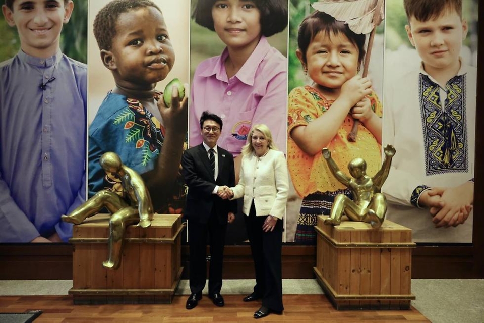 미국을 방문 중인 김민석 국무총리가 3월 16일(현지 시간) 미 뉴욕 UNICEF본부에서 캐서린 러셀 UNICEF 총재와 면담을 하고 있다.