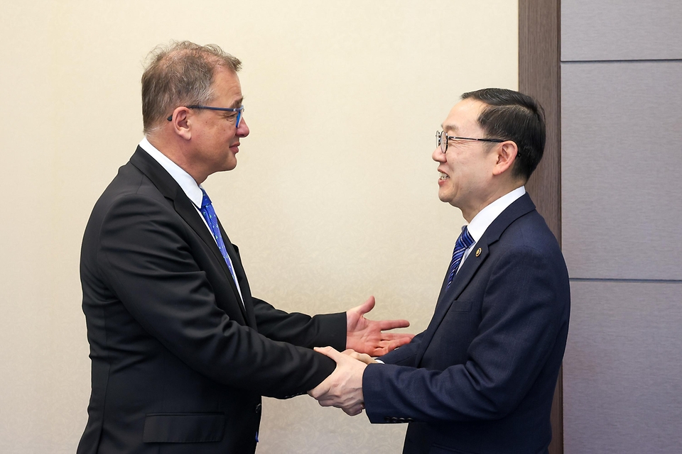이명구 관세청장이 3월 13일 서울본부세관에서 이반 얀차렉(IvanJAN REK) 주한 체코 대사를 만나 우리 기업의 체코 수출 확대를 지원하기 위한 양국 간 관세협력 방안을 논의하고 있다.