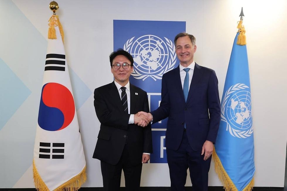 미국을 방문 중인 김민석 국무총리가 3월 16일(현지 시간) 미 뉴욕 UNDP본부에서 알렉산더 더크루 UNDP 총재와 면담을 하고 있다.