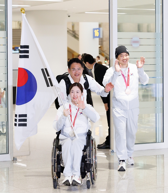 최휘영 문화체육관광부 장관은 3월 17일 인천국제공항 2터미널에서 열린 2026 밀라노·코르티나담페초 동계패럴림픽 선수단 해단식에 참석해 선수들을 격려했다.