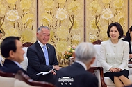 김혜경 여사가 3월 18일 청와대에서 제롬 김 국제백신연구소(IVI) 사무총장과의 접견에서 참석자들과 대화하고 있다.