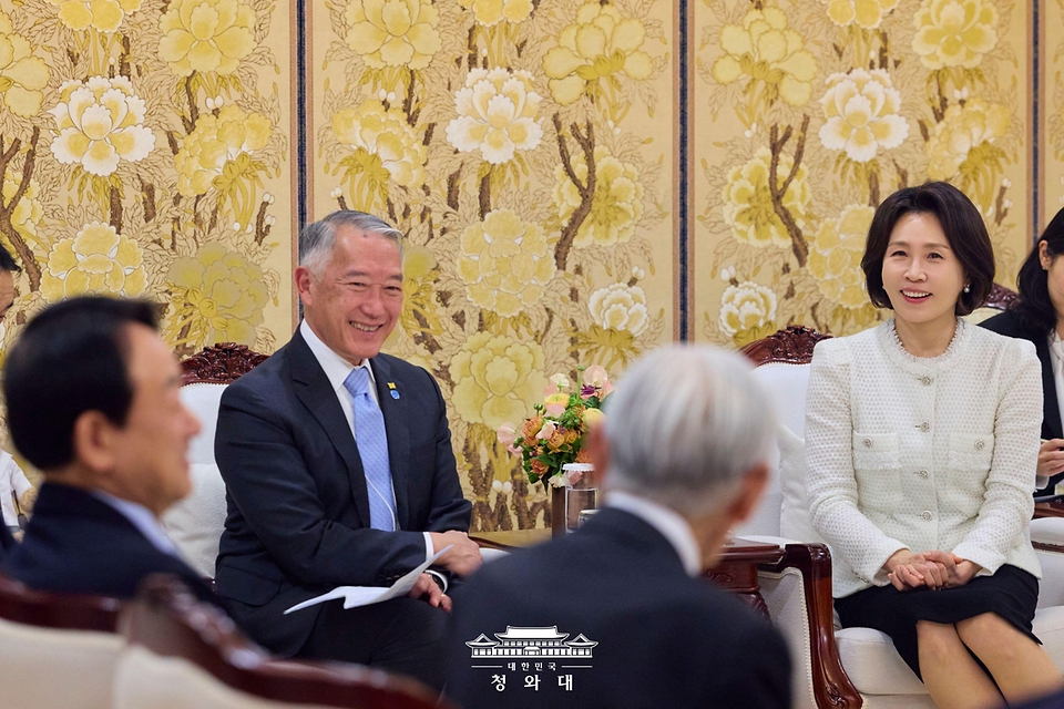 김혜경 여사가 3월 18일 청와대에서 제롬 김 국제백신연구소(IVI) 사무총장과의 접견에서 참석자들과 대화하고 있다.