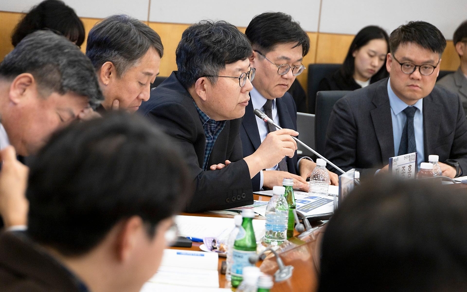 정은경 보건복지부 장관이 3월 17일 분당서울대학교병원을 방문해 서울대병원, 분당서울대병원, 경북대병원, 전북대병원 등 주요 권역책임의료기관장들과 함께 '공공의료 인공지능 확산을 위한 정책 간담회'를 개최하고 있다.