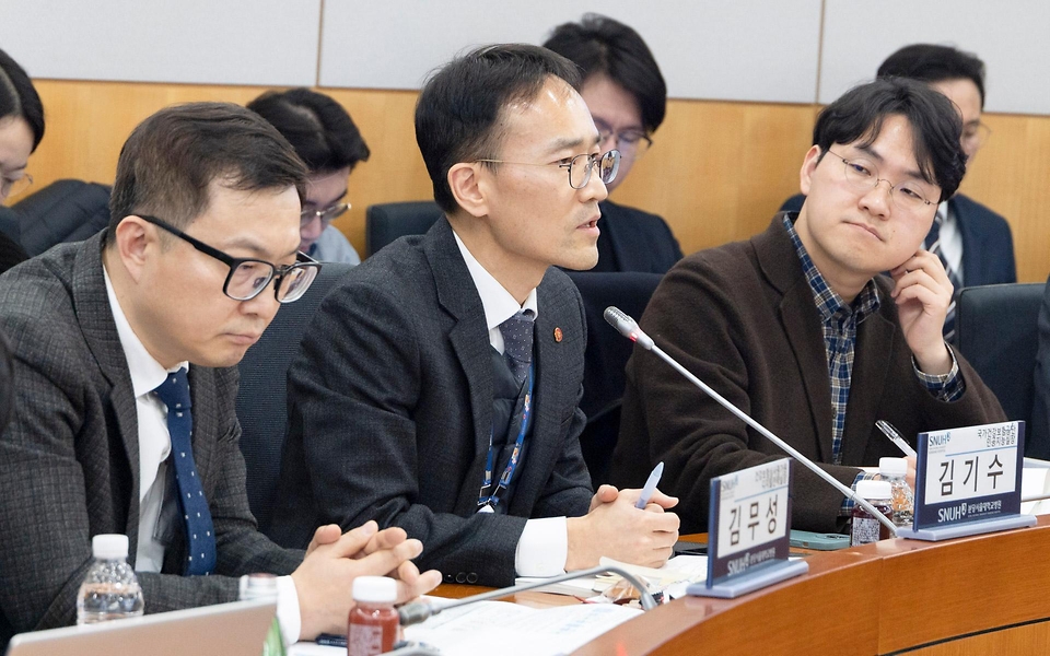 정은경 보건복지부 장관이 3월 17일 분당서울대학교병원을 방문해 서울대병원, 분당서울대병원, 경북대병원, 전북대병원 등 주요 권역책임의료기관장들과 함께 '공공의료 인공지능 확산을 위한 정책 간담회'를 개최하고 있다.