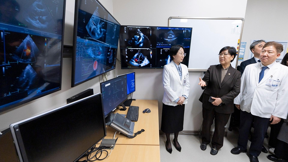 정은경 보건복지부 장관이 3월 17일 분당서울대학교병원을 방문해 서울대병원, 분당서울대병원, 경북대병원, 전북대병원 등 주요 권역책임의료기관장들과 함께 '공공의료 인공지능 확산을 위한 정책 간담회'를 개최하고 있다.