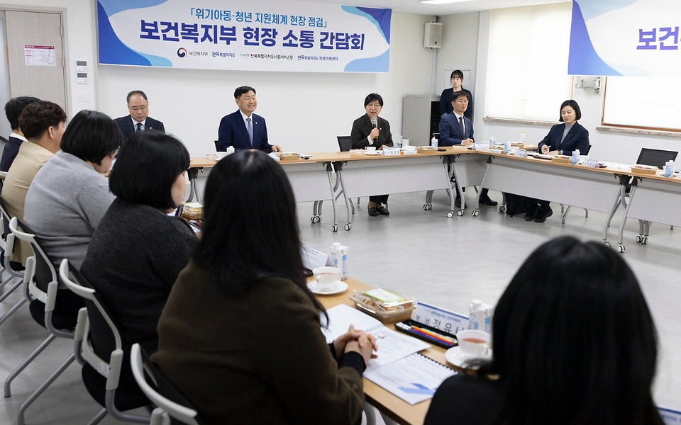 정은경 보건복지부 장관이 3월 16일 전북특별자치도 청년미래센터를 방문해 위기아동청년 전담 시범사업의 추진현황을 점검하고, 현장 의견을 청취하고 있다.