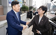 정은경 보건복지부 장관이 3월 16일 전북특별자치도 청년미래센터를 방문해 위기아동청년 전담 시범사업의 추진현황을 점검하고, 현장 의견을 청취하고 있다.