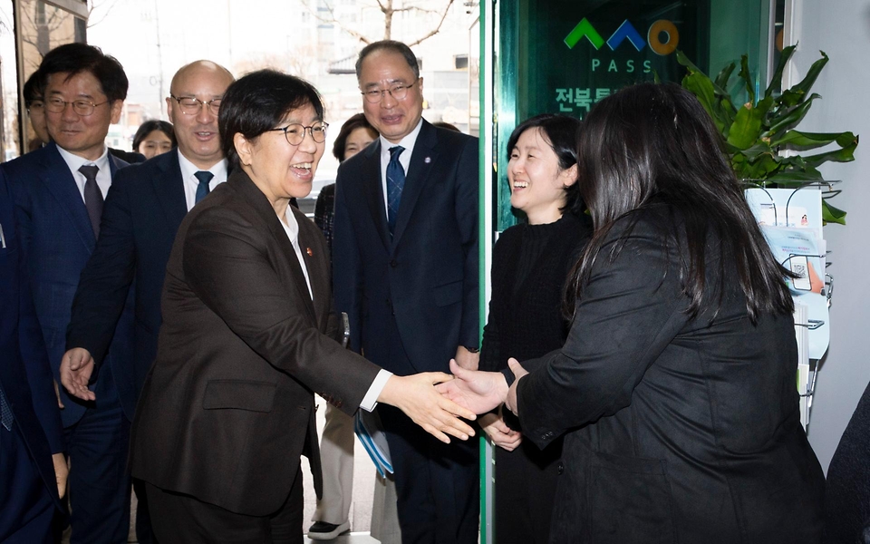 정은경 보건복지부 장관이 3월 16일 전북특별자치도 청년미래센터를 방문해 위기아동청년 전담 시범사업의 추진현황을 점검하고, 현장 의견을 청취하고 있다.