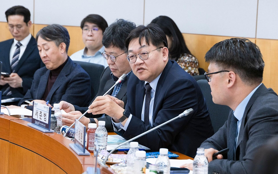 정은경 보건복지부 장관이 3월 17일 분당서울대학교병원을 방문해 서울대병원, 분당서울대병원, 경북대병원, 전북대병원 등 주요 권역책임의료기관장들과 함께 '공공의료 인공지능 확산을 위한 정책 간담회'를 개최하고 있다.