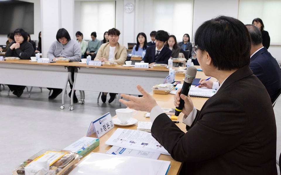 정은경 보건복지부 장관이 3월 16일 전북특별자치도 청년미래센터를 방문해 위기아동청년 전담 시범사업의 추진현황을 점검하고, 현장 의견을 청취하고 있다.