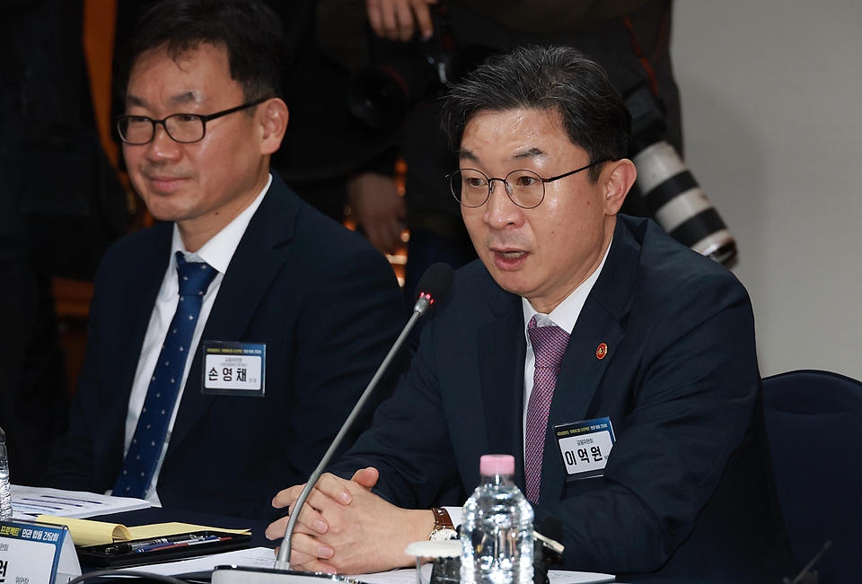 이억원 금융위원장과 배경훈 과학기술정보통신부 장관(부총리)이 3월 17일 서울 중구 프레스센터에서 한국산업은행 회장, 국내 AI 반도체 기업 대표와 함께 개최한 국민성장펀드 'K-엔비디아 육성 프로젝트' 추진을 위한 민관 합동 간담회에서 국민성장펀드를 활용한 AI 반도체 투자전략에 대해 논의하고 있다.