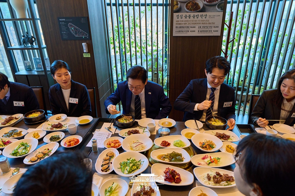 이재명 대통령이 3월 17일 세종특별자치시 정부세종청사에서 공직자들과 오찬을 하고 있다.