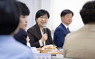 정은경 보건복지부 장관이 3월 16일 전북특별자치도 청년미래센터를 방문해 위기아동청년 전담 시범사업의 추진현황을 점검하고, 현장 의견을 청취하고 있다.
