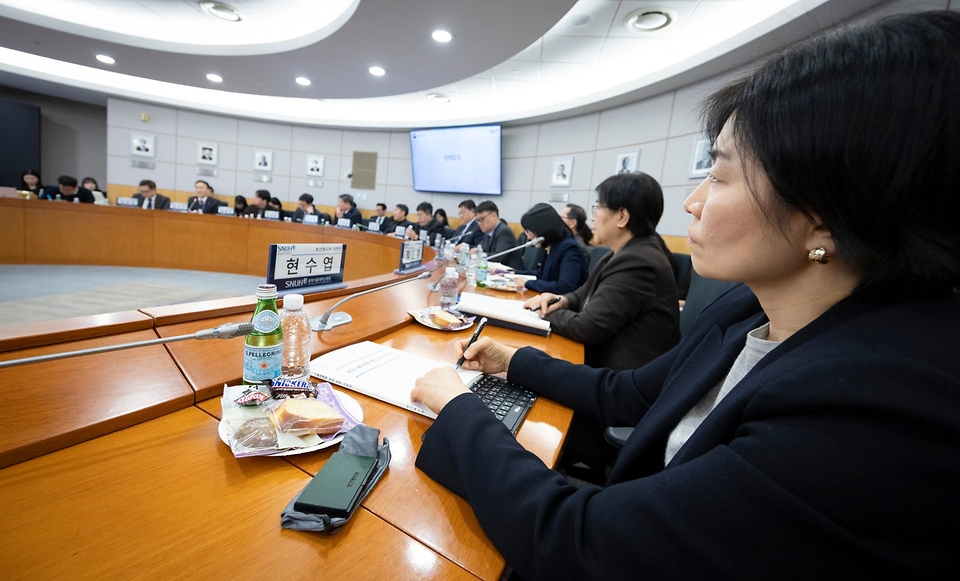 정은경 보건복지부 장관이 3월 17일 분당서울대학교병원을 방문해 서울대병원, 분당서울대병원, 경북대병원, 전북대병원 등 주요 권역책임의료기관장들과 함께 '공공의료 인공지능 확산을 위한 정책 간담회'를 개최하고 있다.