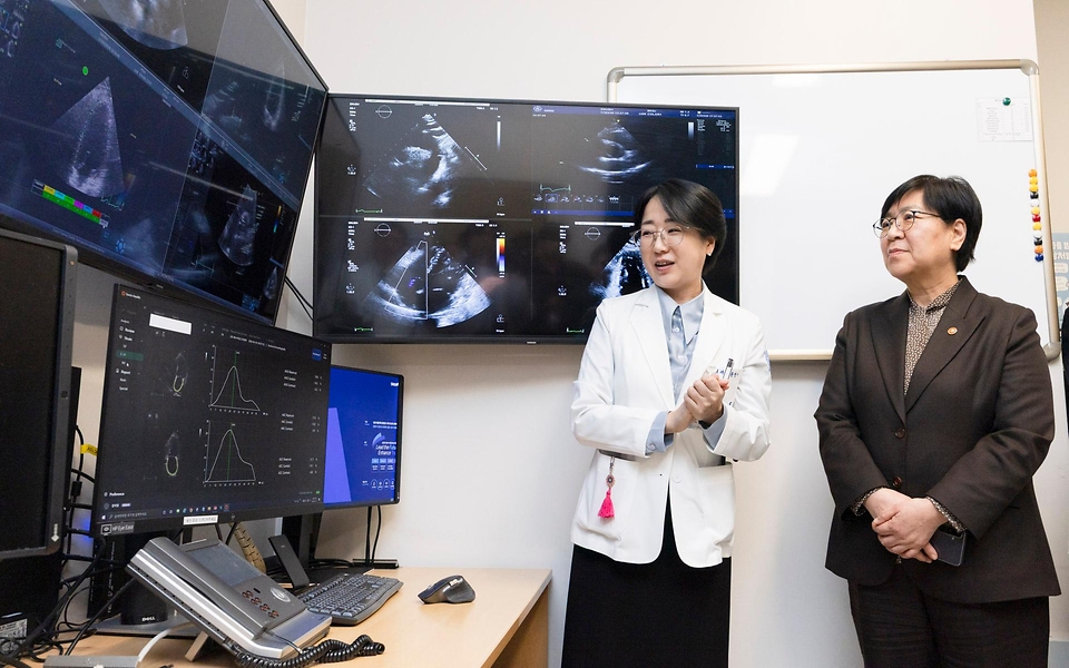 정은경 보건복지부 장관이 3월 17일 분당서울대학교병원을 방문해 서울대병원, 분당서울대병원, 경북대병원, 전북대병원 등 주요 권역책임의료기관장들과 함께 '공공의료 인공지능 확산을 위한 정책 간담회'를 개최하고 있다.