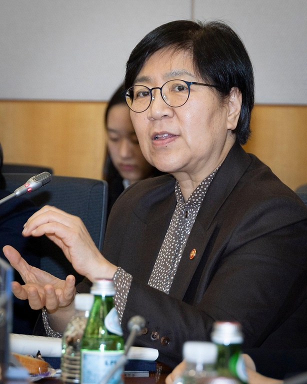 정은경 보건복지부 장관이 3월 17일 분당서울대학교병원을 방문해 서울대병원, 분당서울대병원, 경북대병원, 전북대병원 등 주요 권역책임의료기관장들과 함께 '공공의료 인공지능 확산을 위한 정책 간담회'를 개최하고 있다.