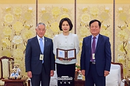김혜경 여사가 3월 18일 청와대에서 국제백신연구소(IVI) 한국후원회 명예회장 추대패를 받은 뒤 기념촬영을 하고 있다.(왼쪽부터 제롬 김 IVI 사무총장, 김혜경 여사, 박상철 IVI 한국후원회 회장.)<br><br>고 이희호 여사가 IVI 한국후원회 초대 명예회장직을 수락한 이후 역대 대통령 부인들이 명예회장을 맡아왔다.