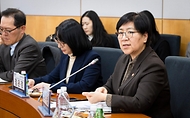 정은경 보건복지부 장관이 3월 17일 분당서울대학교병원을 방문해 서울대병원, 분당서울대병원, 경북대병원, 전북대병원 등 주요 권역책임의료기관장들과 함께 '공공의료 인공지능 확산을 위한 정책 간담회'를 개최하고 있다.