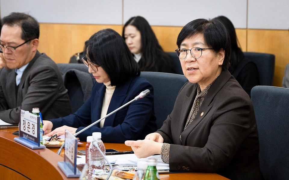 정은경 보건복지부 장관이 3월 17일 분당서울대학교병원을 방문해 서울대병원, 분당서울대병원, 경북대병원, 전북대병원 등 주요 권역책임의료기관장들과 함께 '공공의료 인공지능 확산을 위한 정책 간담회'를 개최하고 있다.