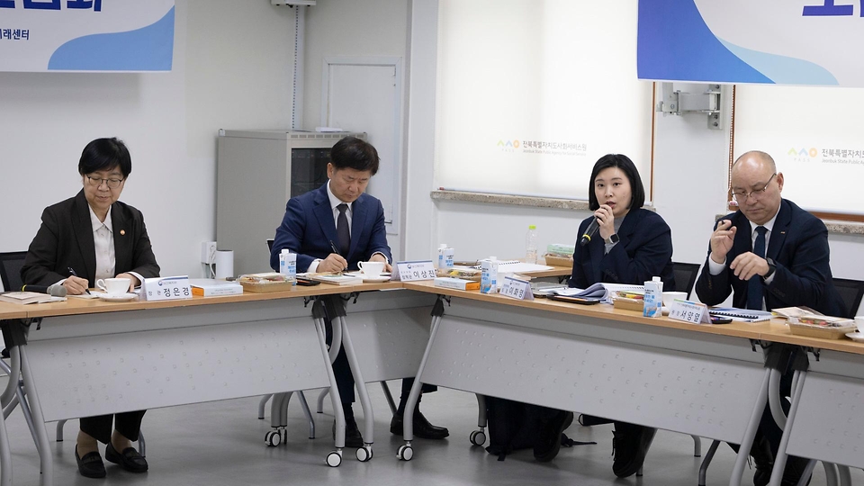 정은경 보건복지부 장관이 3월 16일 전북특별자치도 청년미래센터를 방문해 위기아동청년 전담 시범사업의 추진현황을 점검하고, 현장 의견을 청취하고 있다.
