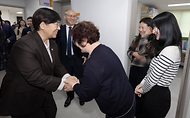 정은경 보건복지부 장관이 3월 16일 전북특별자치도 청년미래센터를 방문해 위기아동청년 전담 시범사업의 추진현황을 점검하고, 현장 의견을 청취하고 있다.