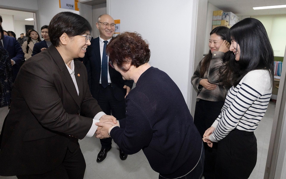정은경 보건복지부 장관이 3월 16일 전북특별자치도 청년미래센터를 방문해 위기아동청년 전담 시범사업의 추진현황을 점검하고, 현장 의견을 청취하고 있다.