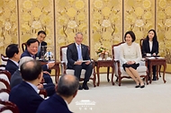 김혜경 여사가 3월 18일 청와대에서 제롬 김 국제백신연구소(IVI) 사무총장과의 접견에서 참석자들과 대화하고 있다.