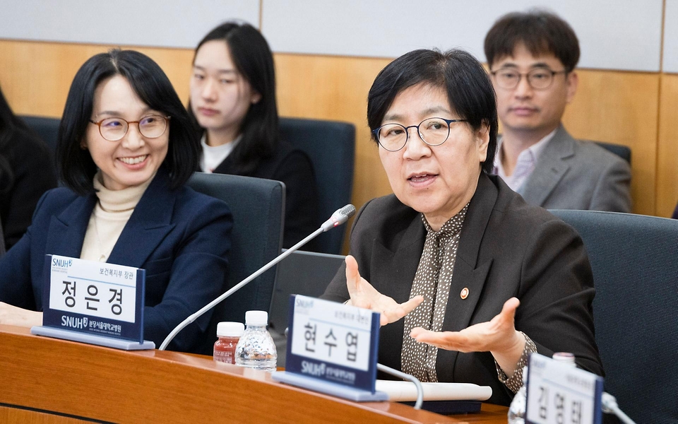 정은경 보건복지부 장관이 3월 17일 분당서울대학교병원을 방문해 서울대병원, 분당서울대병원, 경북대병원, 전북대병원 등 주요 권역책임의료기관장들과 함께 '공공의료 인공지능 확산을 위한 정책 간담회'를 개최하고 있다.