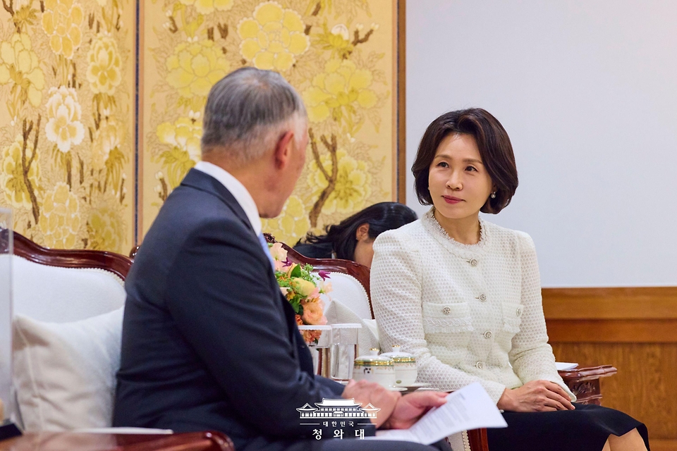 김혜경 여사가 3월 18일 청와대에서 제롬 김 국제백신연구소(IVI) 사무총장과의 접견에서 발언을 듣고 있다.